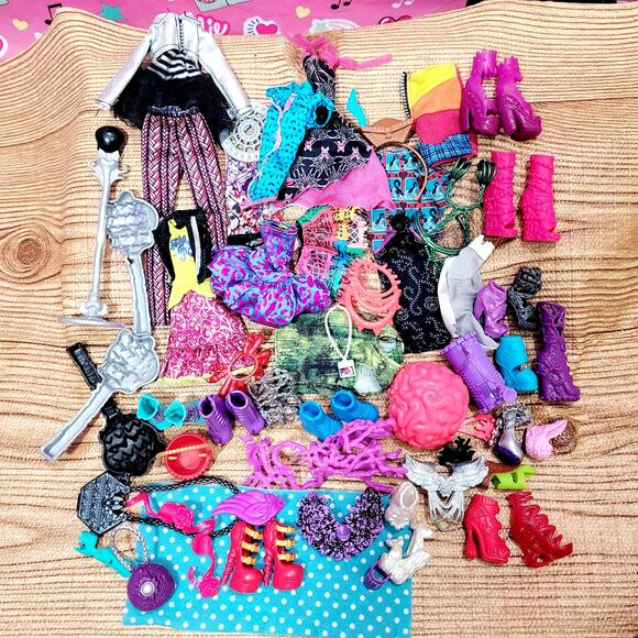 Monster High and Ever After High Clothes Shoes Accessories Lot - Picture 1 of 5